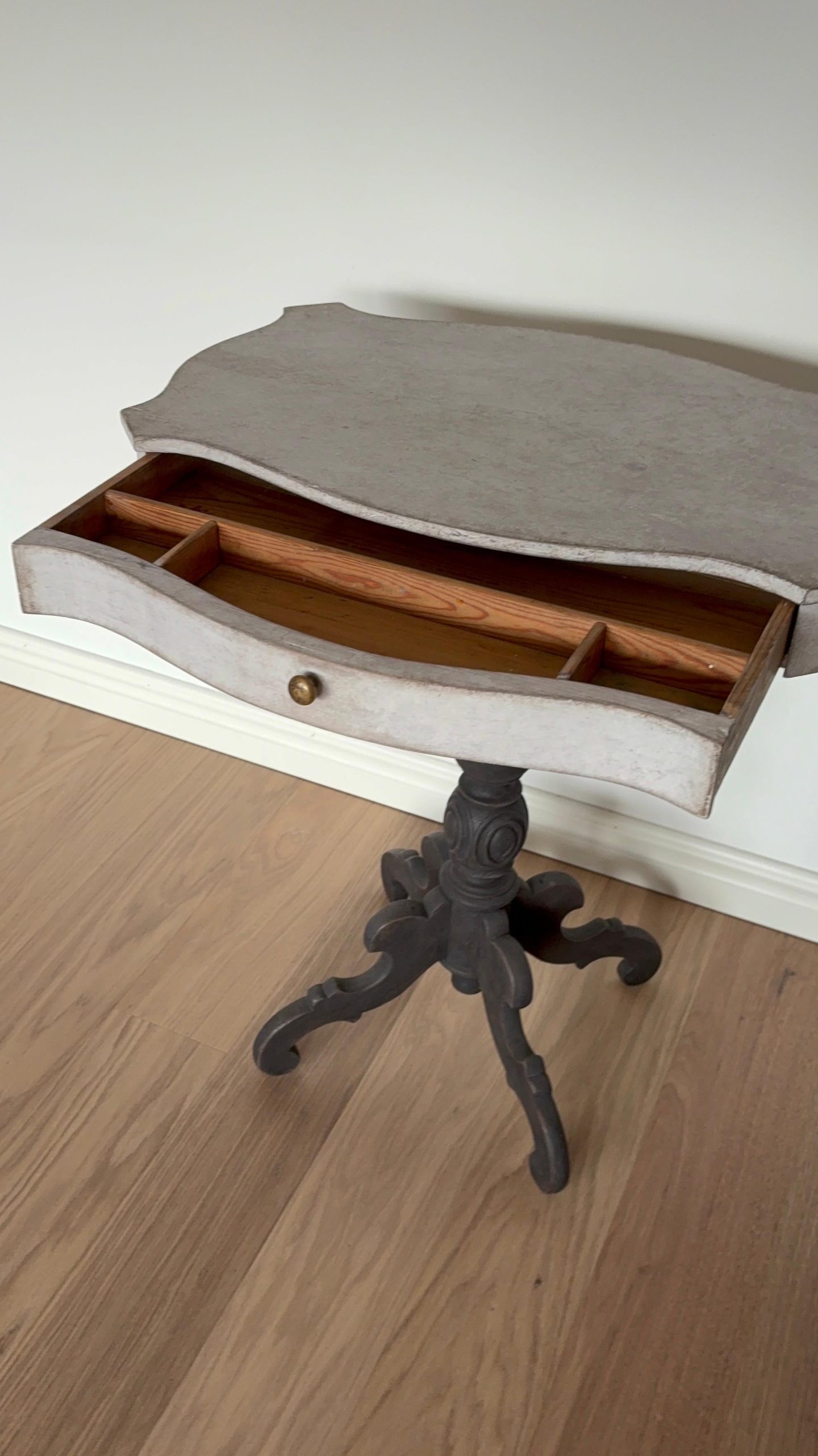 Swedish Gustavian-Style Pedestal Side Table (Pine, late 19century) - Image 7